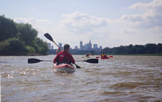 Kajaki Warszawa - spływ do centrum z widokiem na wieżowce