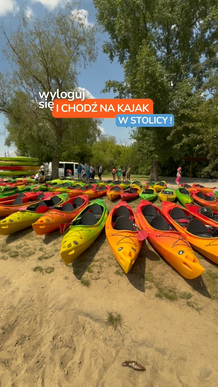 Sezon jeszcze trwa, kajaki czekają na Was od poniedziałku do niedzieli, wystarczy zarezerwować na naszej www 🤗🛶🌤️  #chodznakajak #kajakwstolicy #kajaki #warszawa #przygoda #wisła #kajak #lato #spływ #kajak