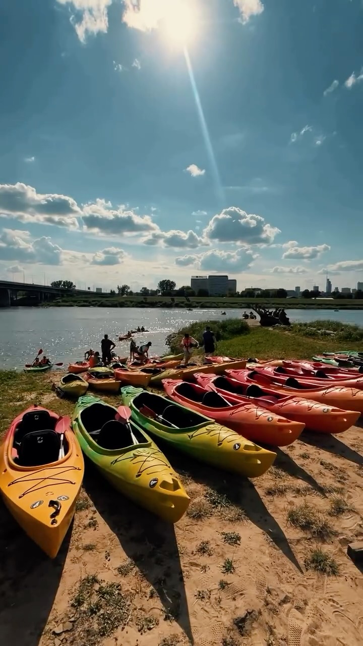 Halo halo, jesteście? 🙃🛶
Sezon kajakowy w Warszawie rozpoczęty, kajaki czekają, nic tylko pływać. 😍  Po pracy, w weekend, wiosną czy w latem… wyloguj się i chodź na kajak! 🖐️  Widzimy się na Wiśle 🩵  #chodznakajak #kajakwstolicy #warszawa #kajaki #wisła
