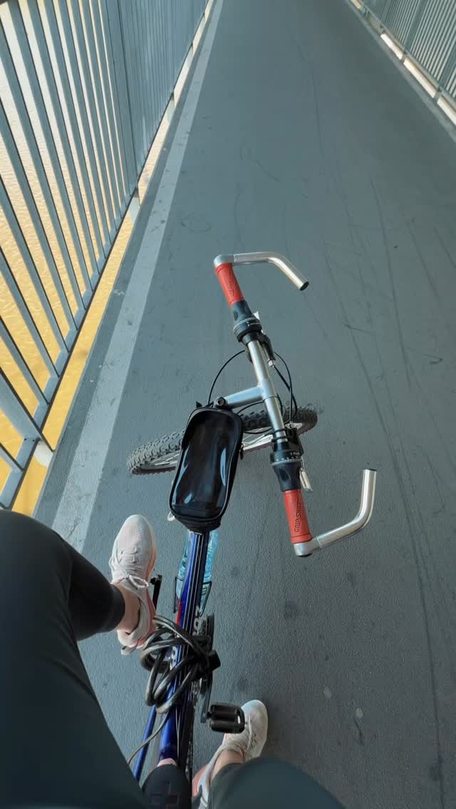 Dziś u nas na bazie przy Plaży Saska Kępa tak, jak na załączonym obrazku 😍
Dojechać można nawet rowerem🚴‍♀️, nie potrzeba dużo żeby wskoczyć w kajak i zrelaksować się na wodzie, w samym sercu miasta 🫶  #chodznakajak #kajakwstolicy #warszawa #wisła #kajak