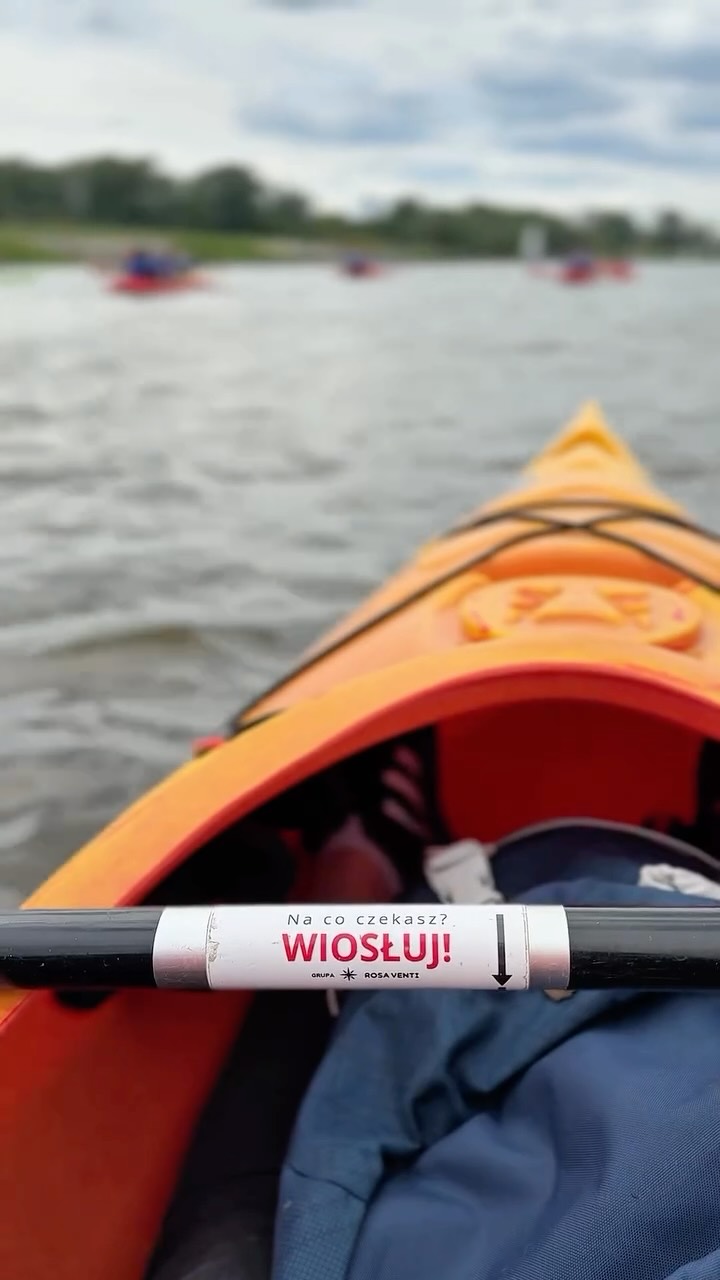Hej! 🙋‍♂️ Wiosłuj! 🙃  Sezon jeszcze trwa, zapraszamy na kajaki!
Warto odkryć piękno naszej Wisły, a nie trzeba wyjeżdżać z miasta aby skorzystać z uroków natury, aktywnie odpocząć i naładować baterie . Do zobaczenia na wodzie! 🛶  #chodznakajak #kajakwstolicy #warszawa #kajaki #wisła #spływ #kajak #przygoda