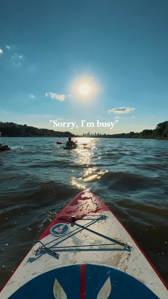 Kto w długi weekend planuje być tak samo „bardzo zajęty” jak my? 😉🤸‍♀️🏄🛶🌤️🙃  #chodznakajak #kajakwstolicy #warszawa #kajaki #wisła