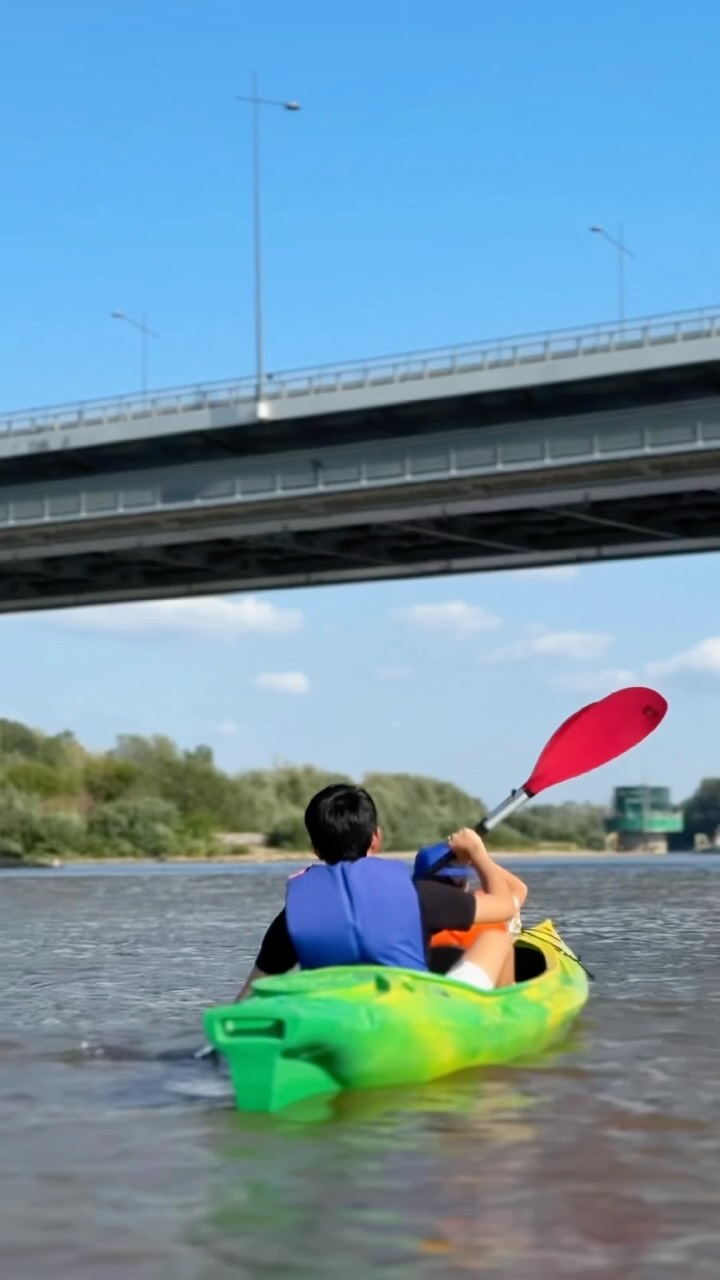 🛶 Jak wiosłować, żeby cieszyć się spływem i… żeby po drodze nie rozbolały ręce? 😉  Zobacz nasze video i poznaj kilka prostych wskazówek, dzięki którym wiosłowanie będzie łatwiejsze i przyjemniejsze.  Do zobaczenia w kajaku - na Wiśle w Warszawie! 💙
Zapraszamy do rezerwacji przez naszą stronę 🙌  #chodznakajak #kajakwstolicy #wisła #warszawa #kajaki