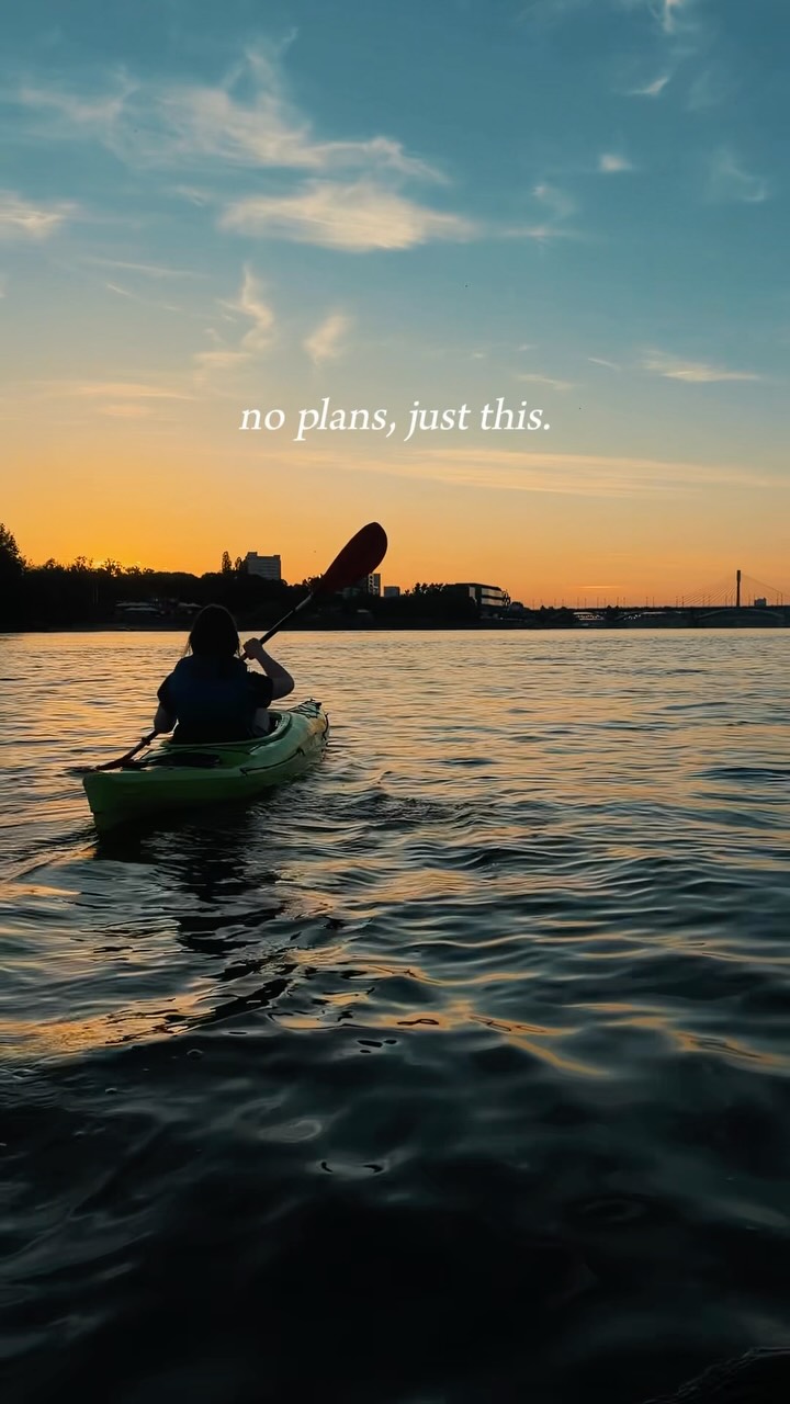 To jak, na kajak? 🛶 🙃🤸‍♀️
Wybierz trasę, zarezerwuj kajak i ciesz się naturą w sercu miasta!  #chodznakajak #kajakwstolicy #warszawa #wisła #kajaki
