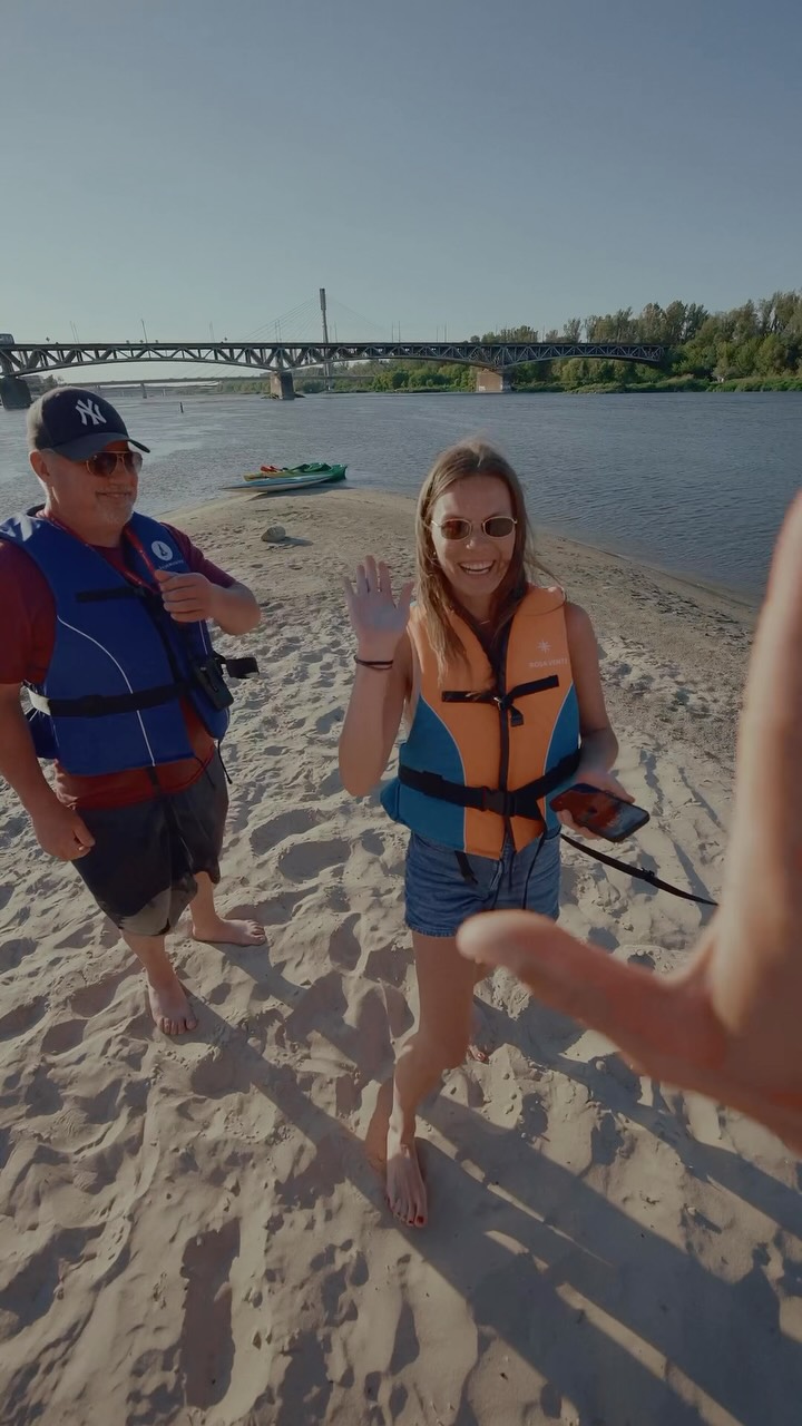 Wyloguj się i chodź na kajak w stolicy! 🛶  Sezon kajakowy w Warszawie trwa w najlepsze. Kajaki czekają - wystarczy wskoczyć na wodę!  🌤️ Po pracy, w weekend, wiosną, latem i jesienią. 
👫 Dla rodzin z dziećmi, początkujących i doświadczonych kajakarzy 👉 każdy znajdzie trasę dopasowaną do swoich potrzeb i poziomu.  Nie potrzeba wiele, by złapać oddech i spojrzeć na Warszawę z zupełnie innej perspektywy. W samym sercu miasta czeka relaks, aktywność i bliskość natury. 🌳🌊  👉Sprawdź dostępne trasy i zarezerwuj kajak na naszej stronie. 
A jeśli szukasz więcej inspiracji na wodne wyprawy po stolicy 👉zaobserwuj nasz profil! 🌿🚣