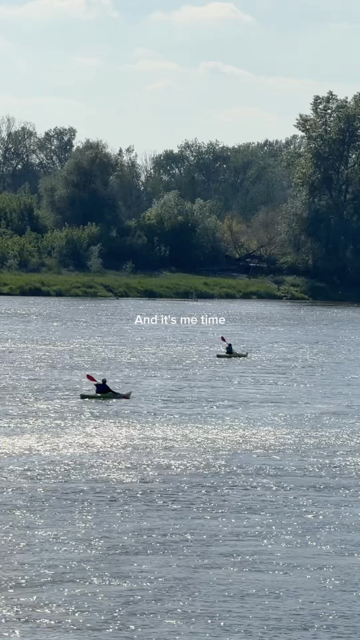 Wyloguj się i chodź na kajak… 🌳🌿🌤️🛶🌊🦆🫶  #warszawa #wisła #kajaki #chodznakajak #kajakwstolicy