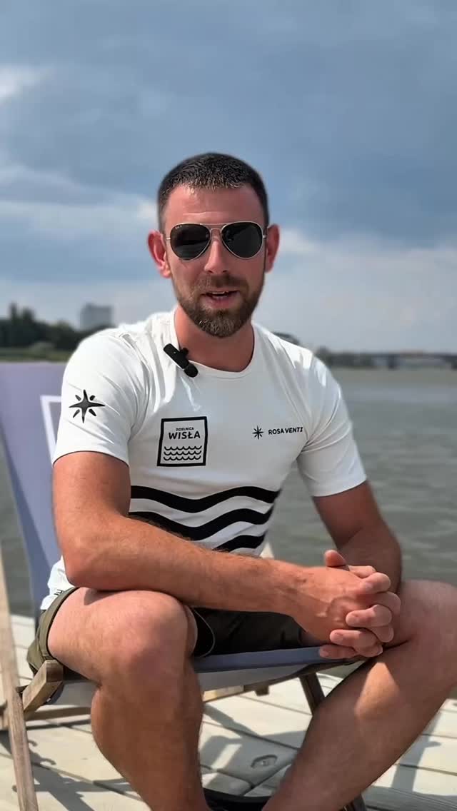 🌊〰️Port Czerniakowski ! 
Nie każdy zna to miejsce w Warszawie, a warto odwiedzić szczególnie z perspektywy wody! 🙂  Do portu wpłynięcie wybierając trasę 
📌Śródmieście-ZOO, 
📌Wawer-Młociny czy 
📌Wawer-Śródmieście
 - zbaczając trochę z kursu 👌  ✅Zwiedzanie portu kajakiem, ▪️przerwa na obiad czy kawę w @przystanwarszawa, ▪️podziwianie jednostek zacumowanych w porcie czy boiska do kajak polo @ks_powisle - to wszystko czeka w samym sercu stolicy.  Zapraszamy do rezerwacji kajaków i zwiedzania 🫶  #chodznakajak #kajakwstolicy #wisła #kajaki #warszawa #kajak #przygoda #latowmiescie #spływ