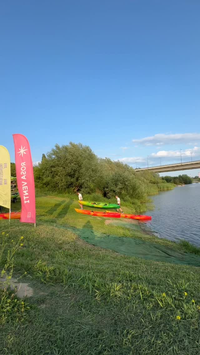 Wspomnienia z czerwca 2025, ale jesteśmy coraz bliżej takiej soczystej zieleni i ruchu na naszej kajakowej bazie przy plaży Saska Kępa i w @dzielnica_wisla_ 🌤️🛶🙌  Czekamy na Was🩵
Wyloguj się i chodź na kajak!  #chodznakajak #kajakwstolicy #warszawa #wisła #kajaki